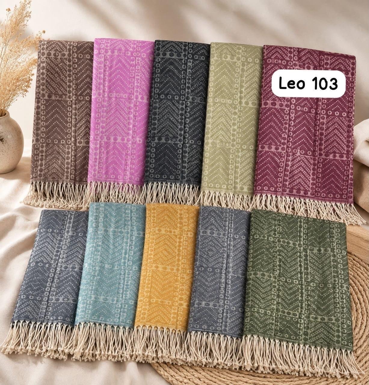 2158ff0f-d17c-44bc-8829-5ce603cbc3f5 Woollen stole - Image 1